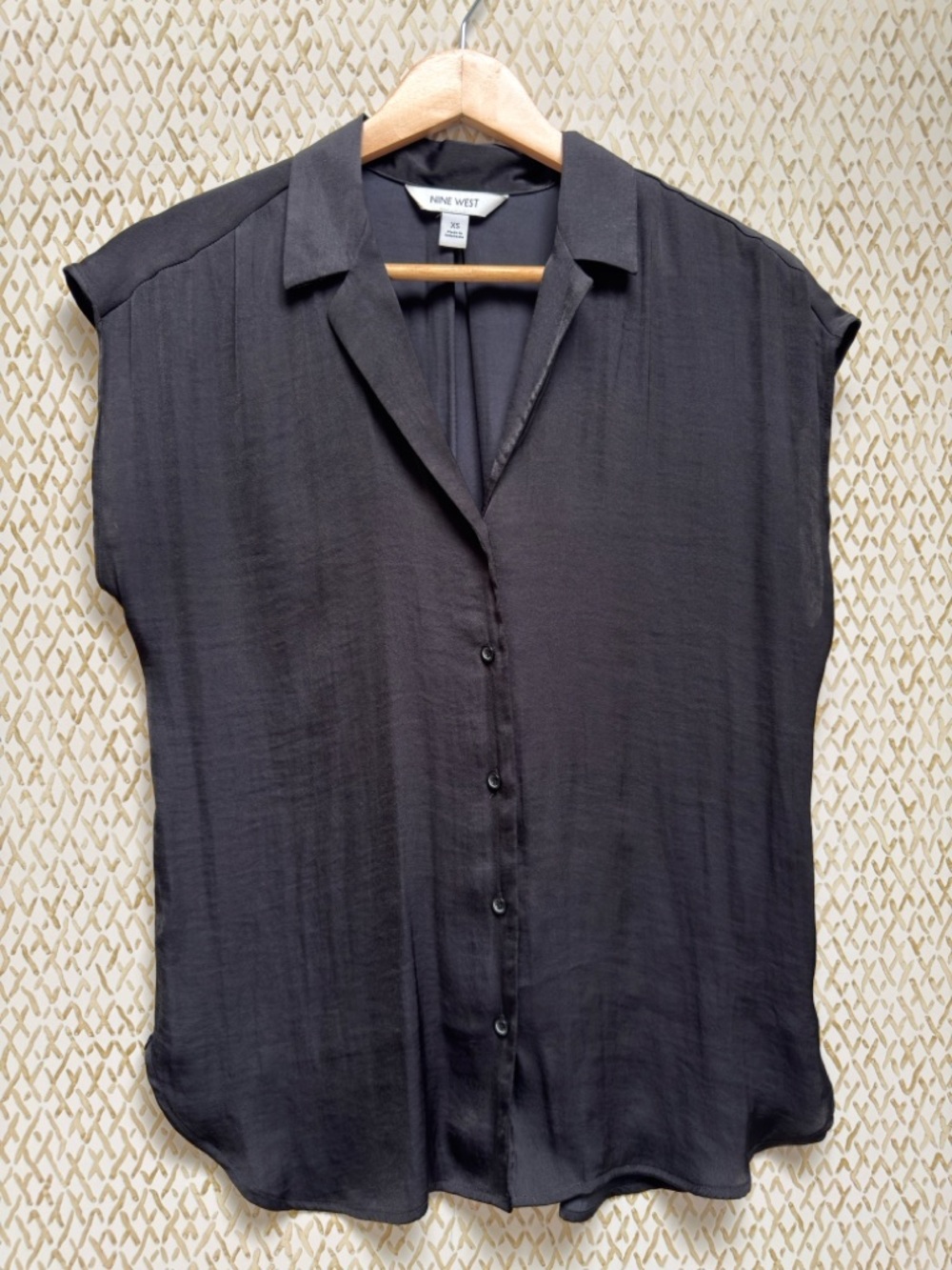 Nine West Black Sleeveless Button Down Shirt Blouse Minimal Chic XS - Picture 5 of 9